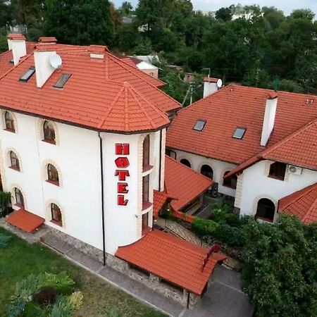 Maestro Hotel Ostroh Bagian luar foto