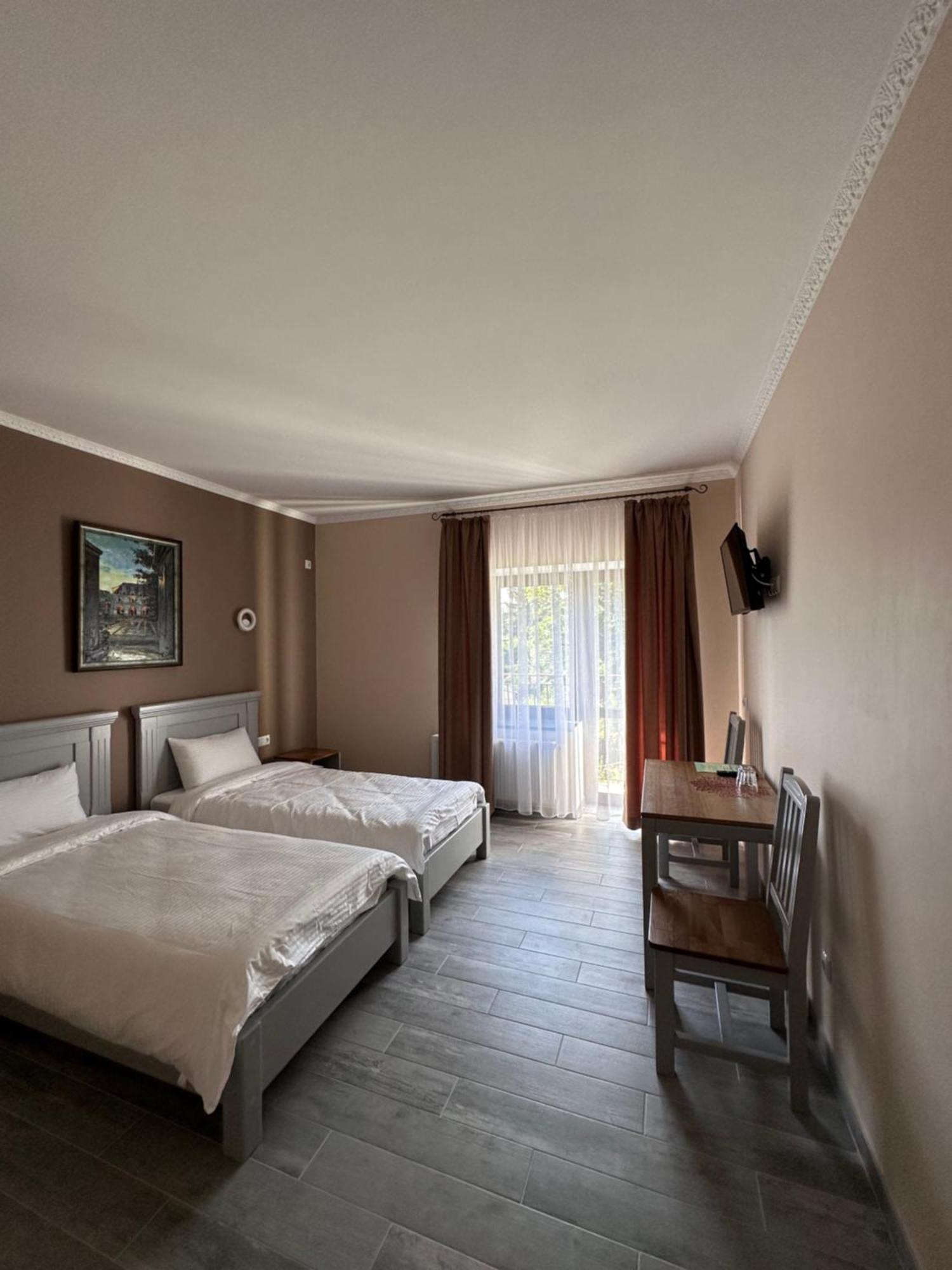 Maestro Hotel Ostroh Bagian luar foto