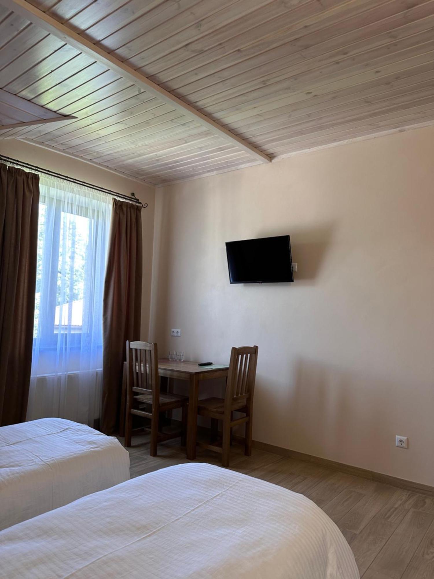 Maestro Hotel Ostroh Bagian luar foto