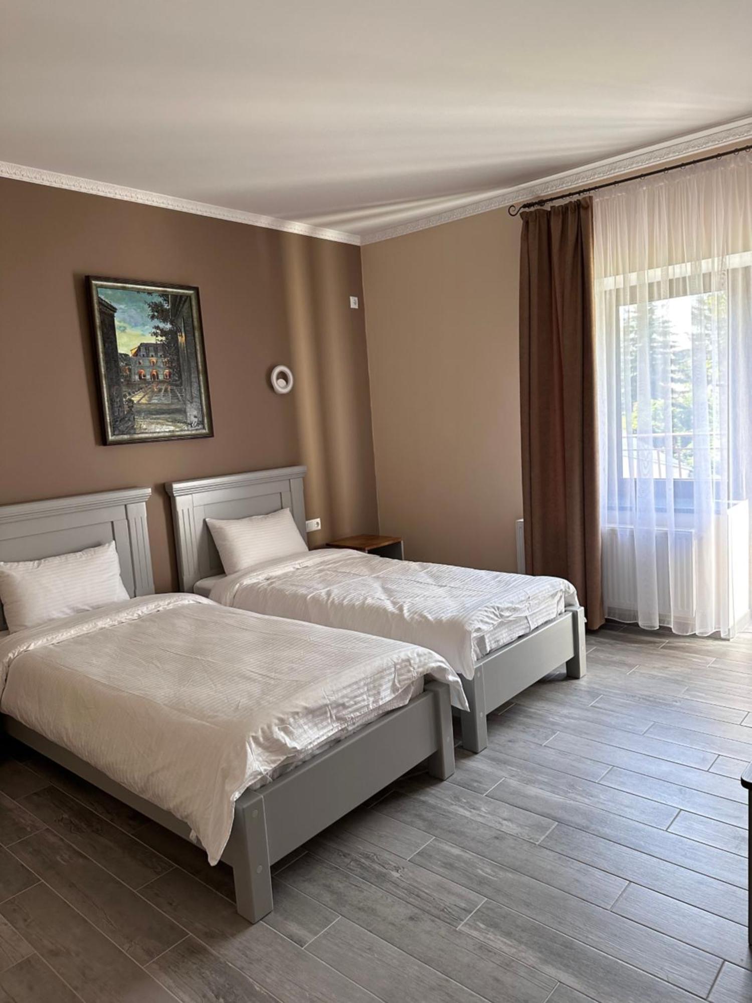Maestro Hotel Ostroh Bagian luar foto
