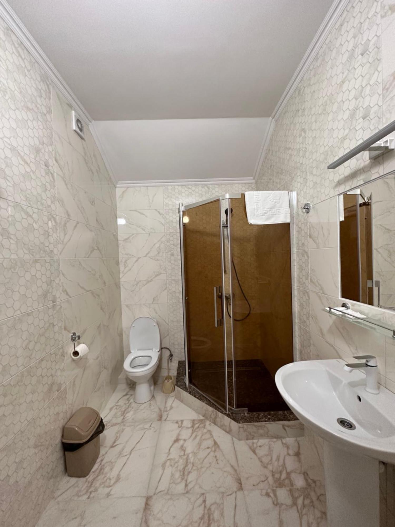 Maestro Hotel Ostroh Bagian luar foto
