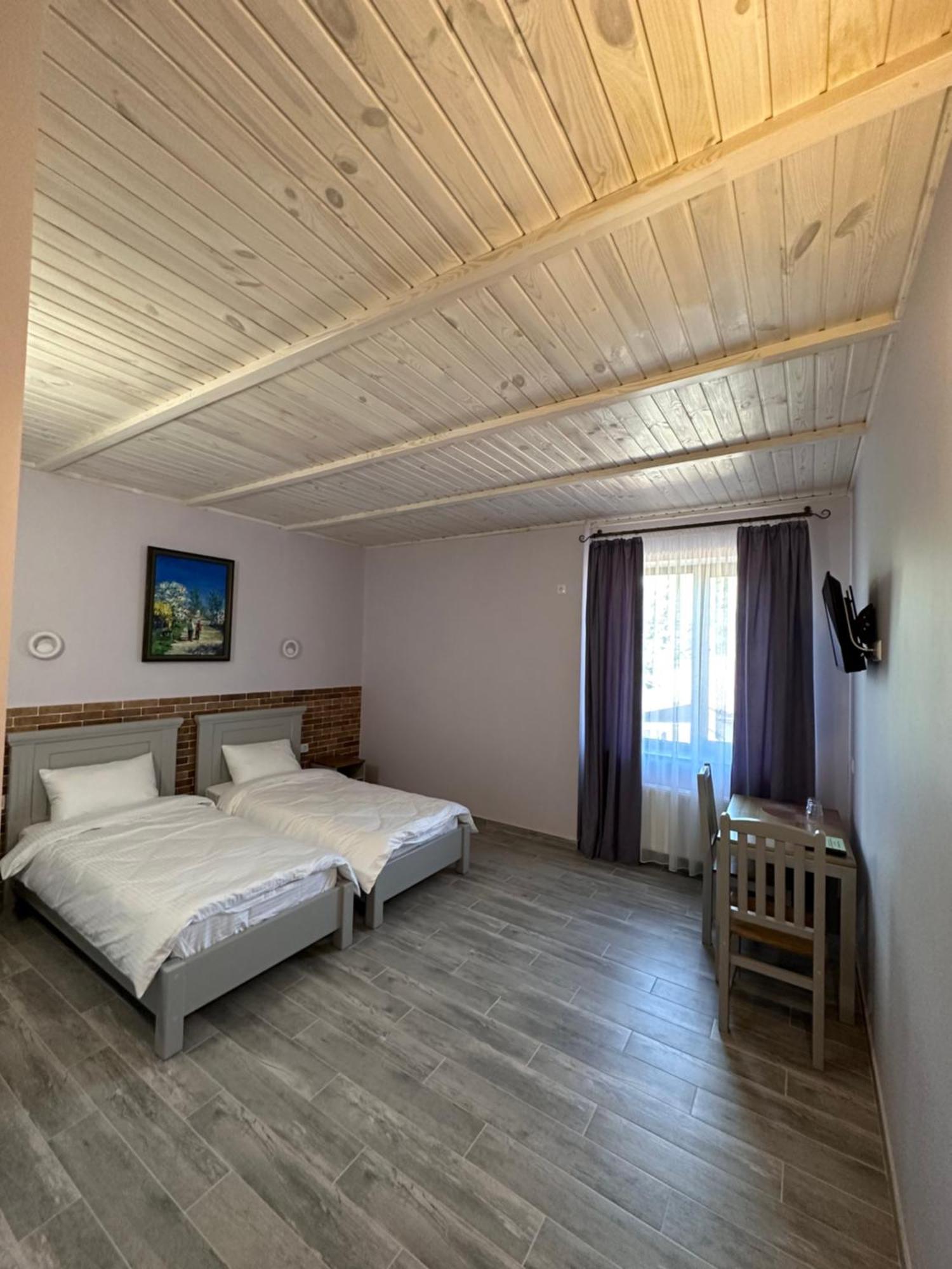 Maestro Hotel Ostroh Bagian luar foto