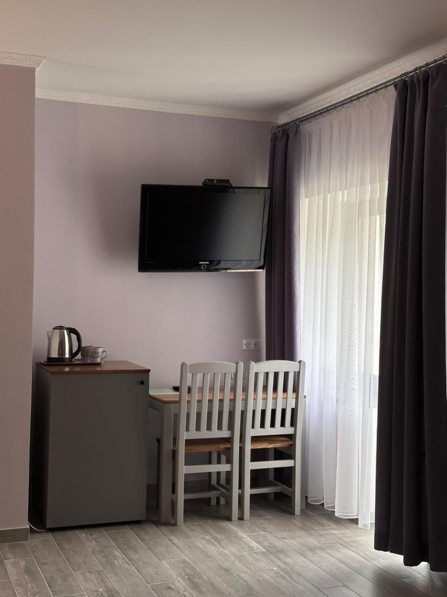 Maestro Hotel Ostroh Bagian luar foto