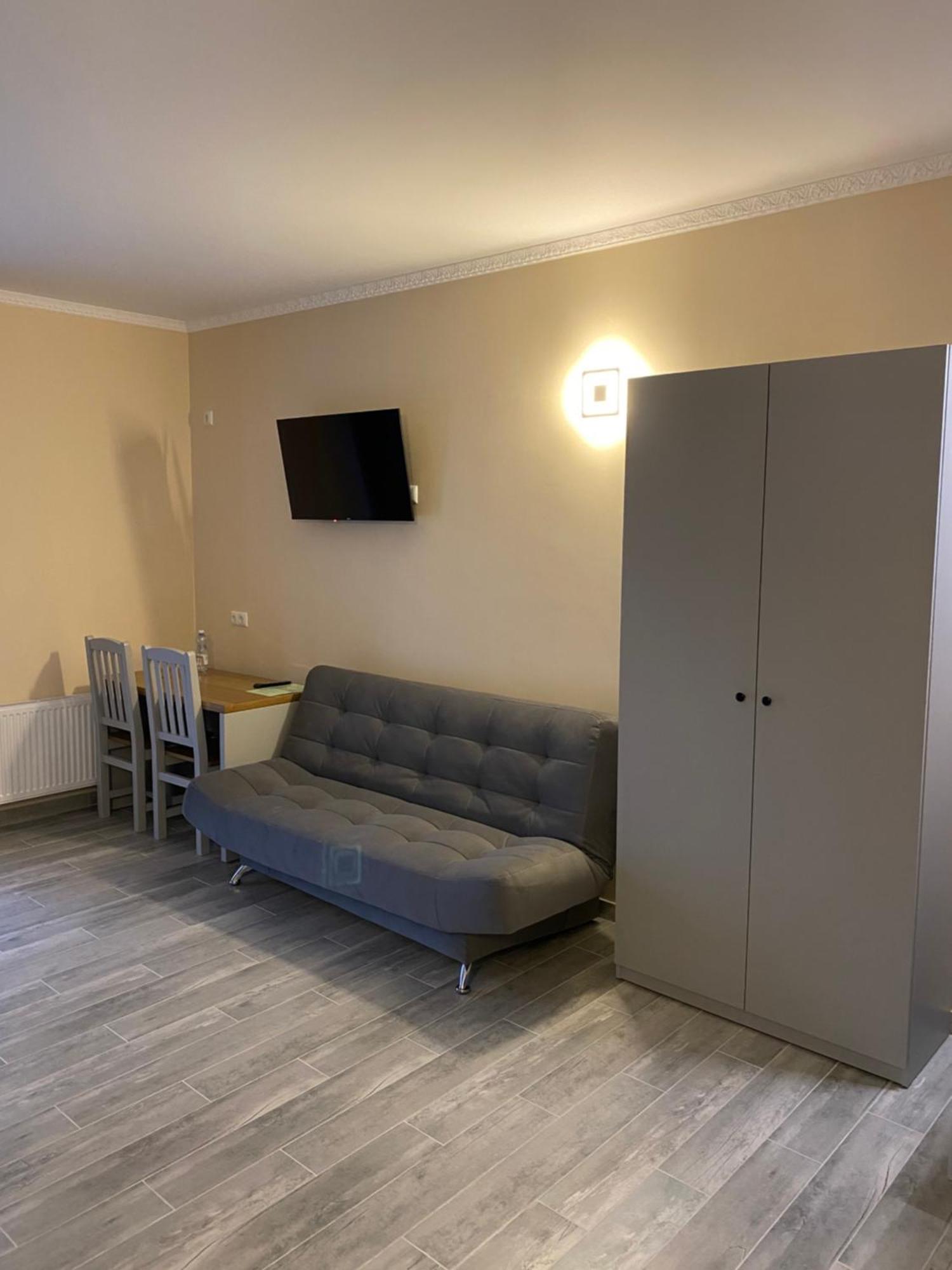 Maestro Hotel Ostroh Bagian luar foto