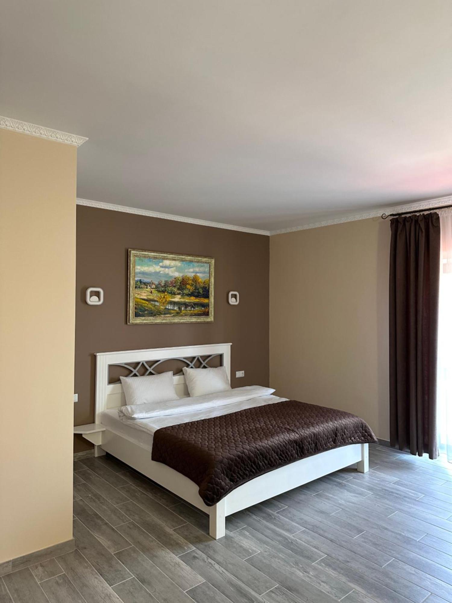 Maestro Hotel Ostroh Bagian luar foto