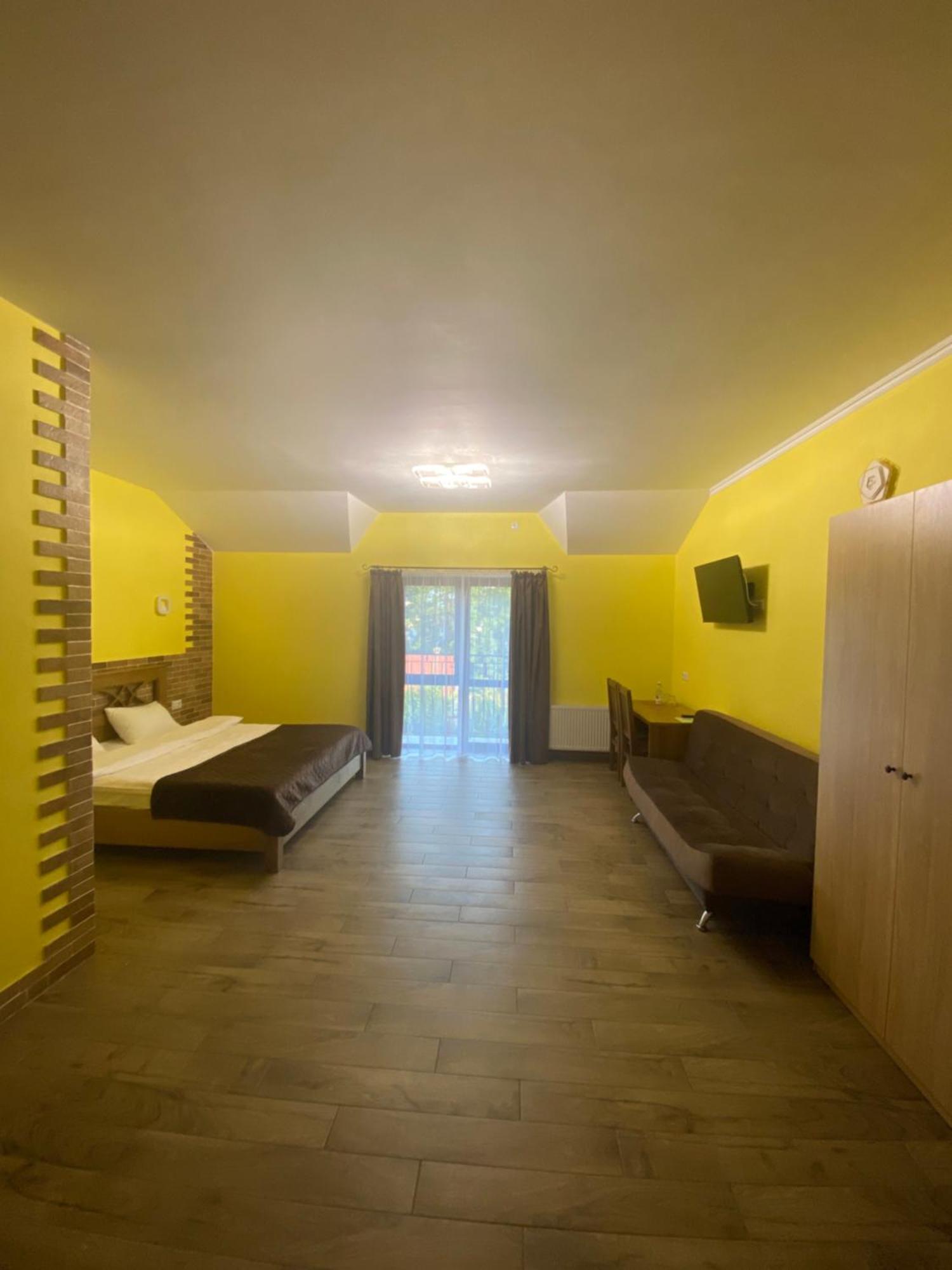 Maestro Hotel Ostroh Bagian luar foto