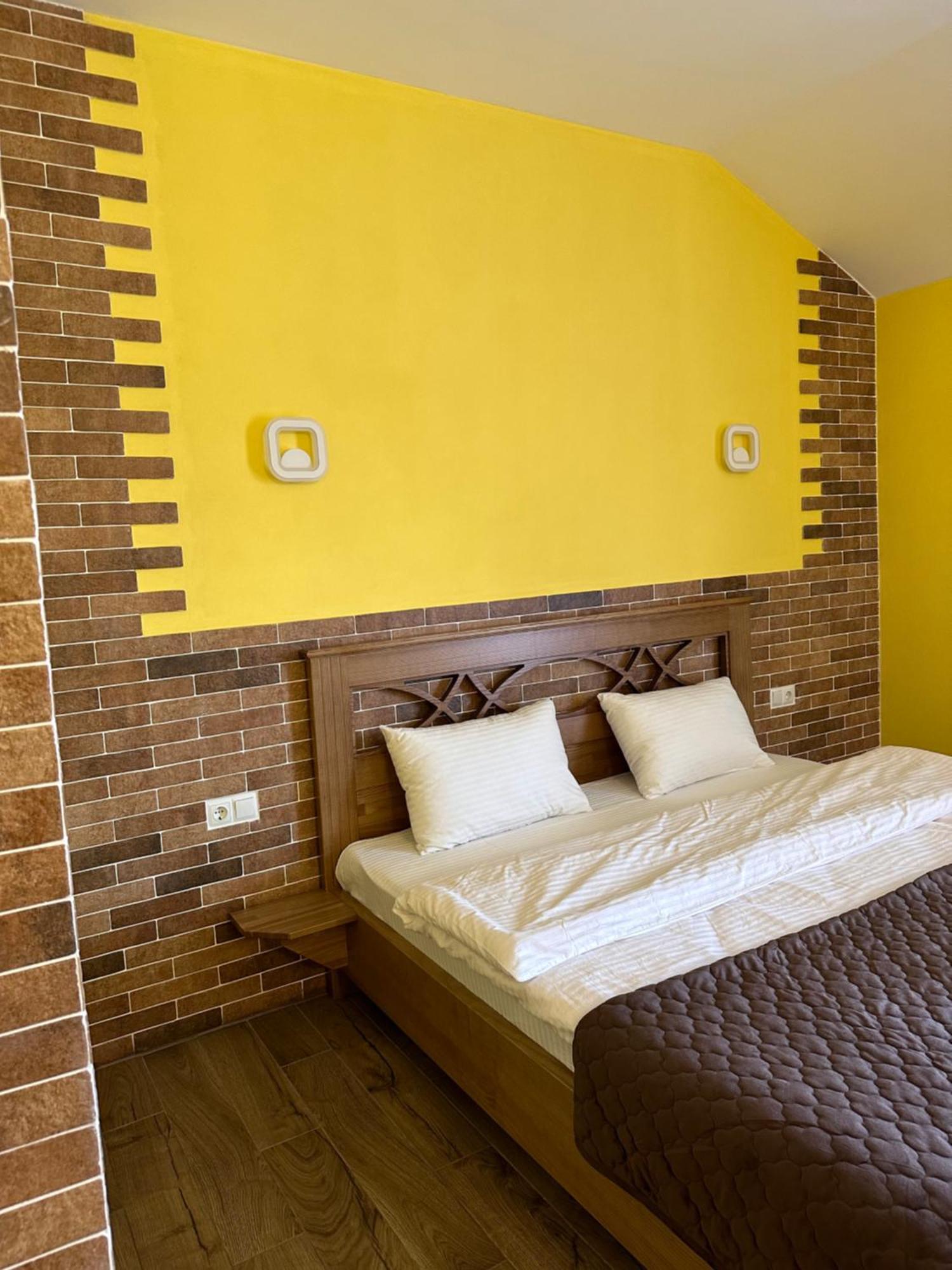 Maestro Hotel Ostroh Bagian luar foto