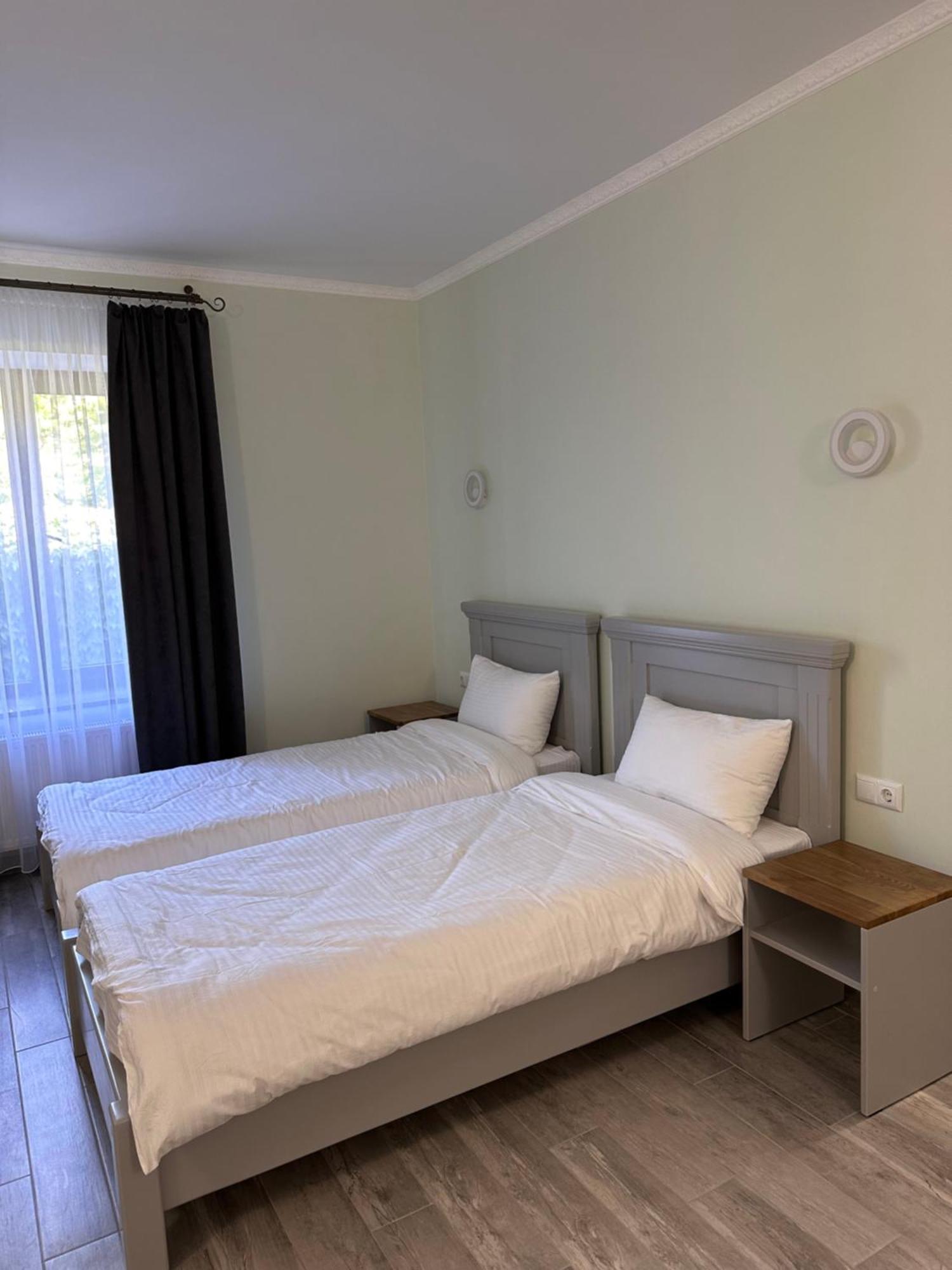 Maestro Hotel Ostroh Bagian luar foto
