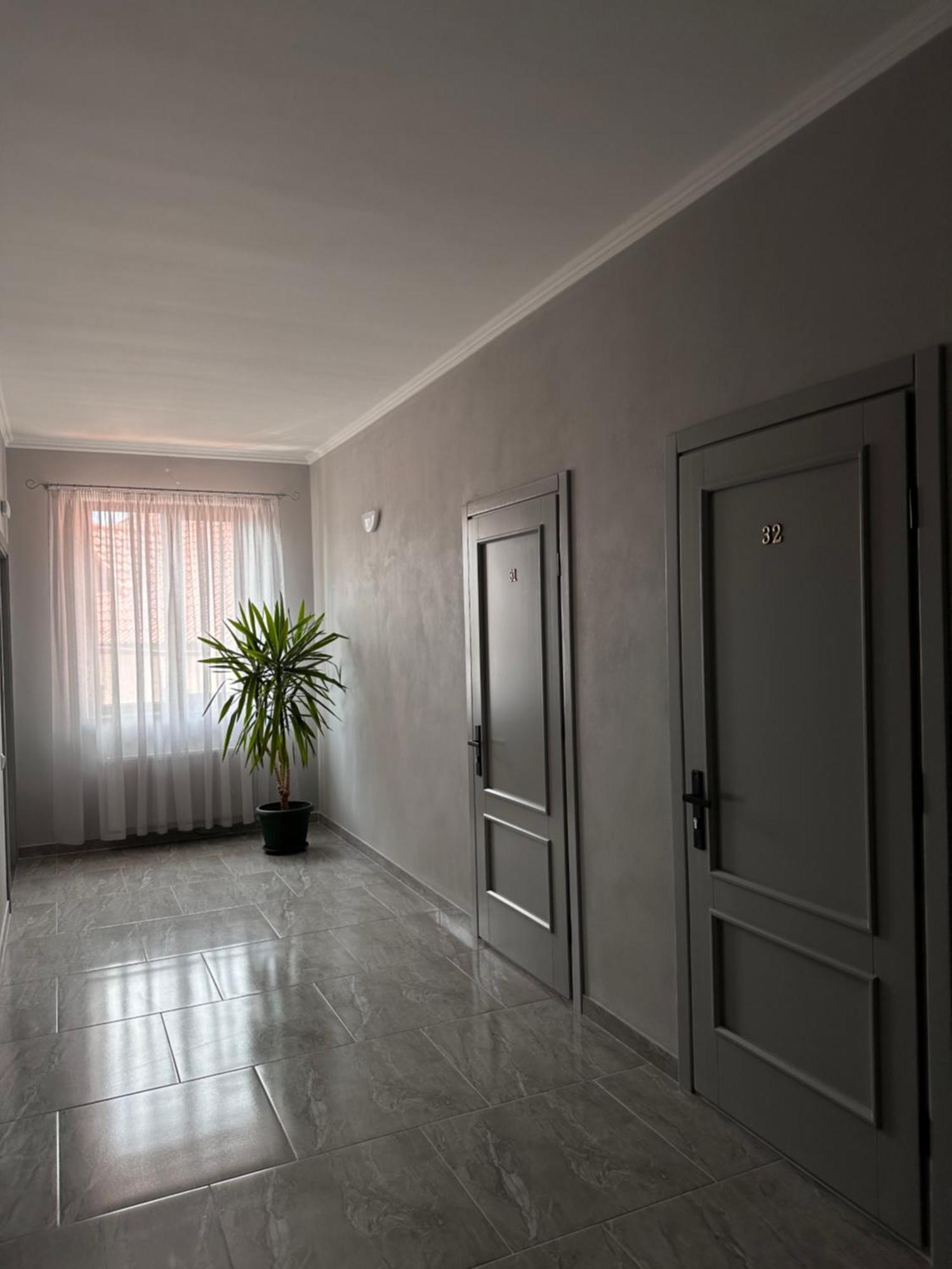 Maestro Hotel Ostroh Bagian luar foto