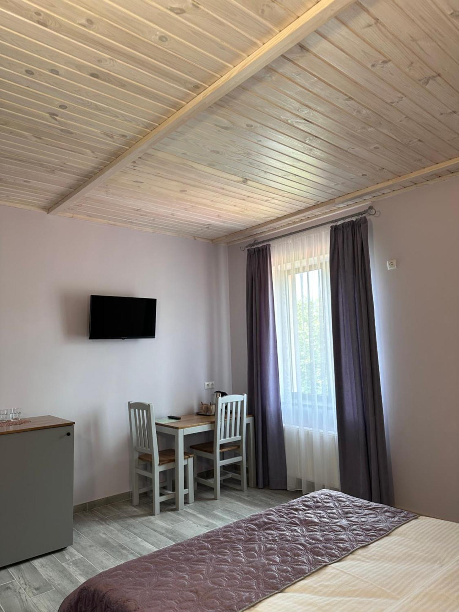 Maestro Hotel Ostroh Bagian luar foto
