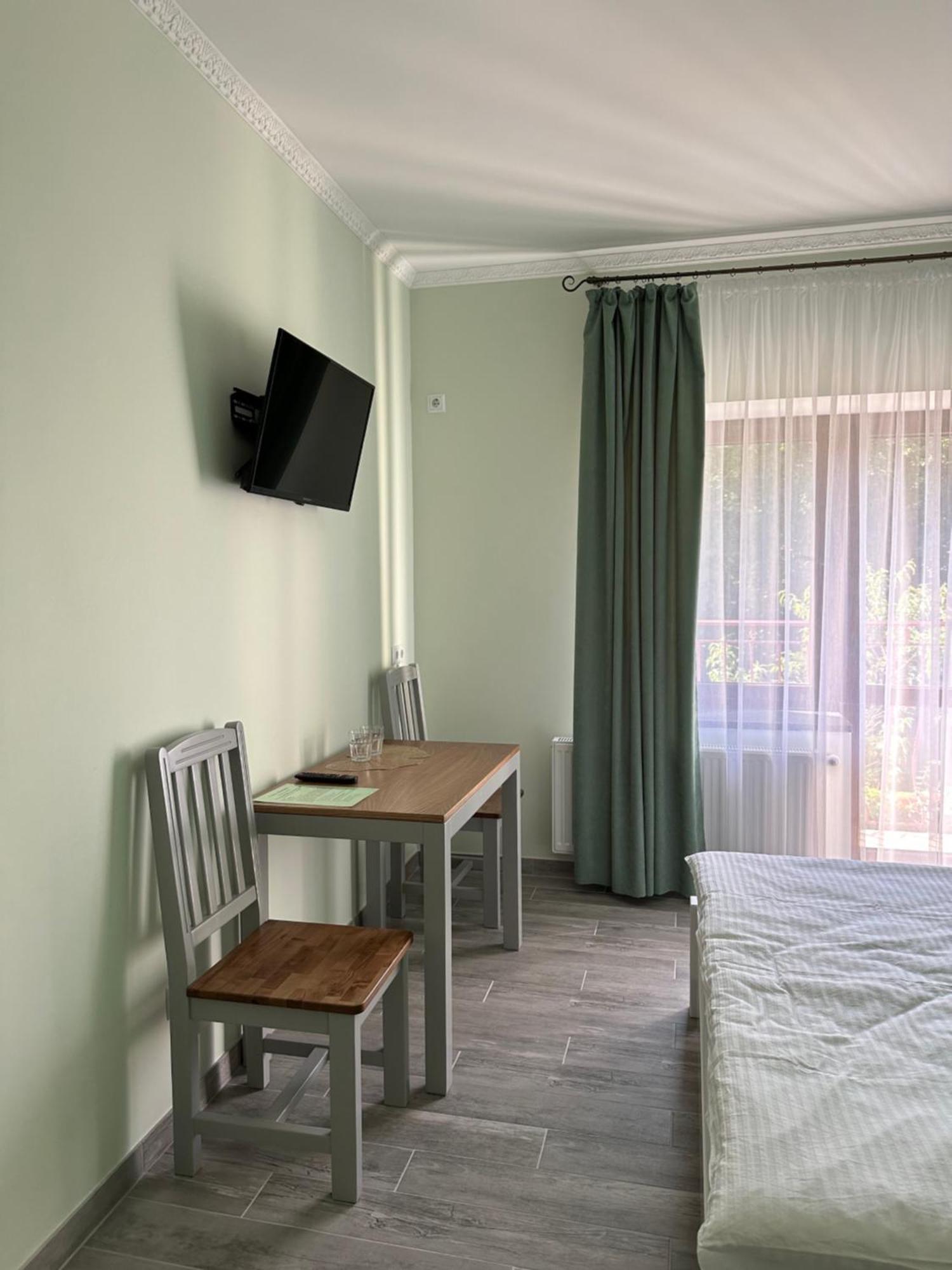 Maestro Hotel Ostroh Bagian luar foto