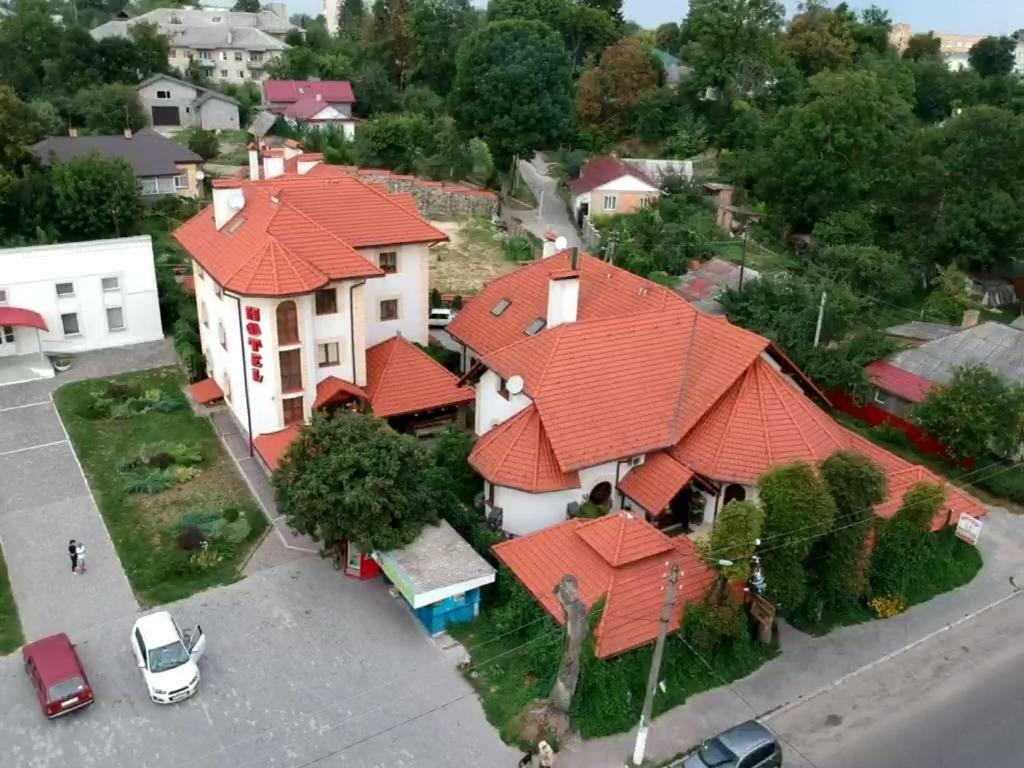 Maestro Hotel Ostroh Bagian luar foto