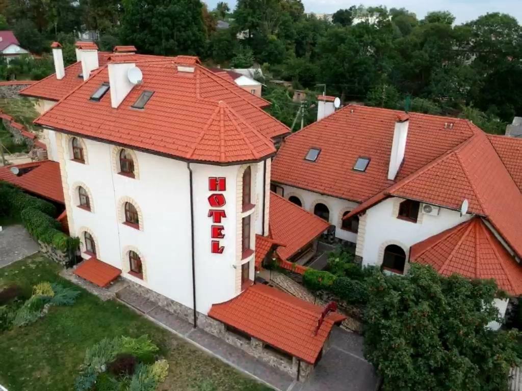 Maestro Hotel Ostroh Bagian luar foto