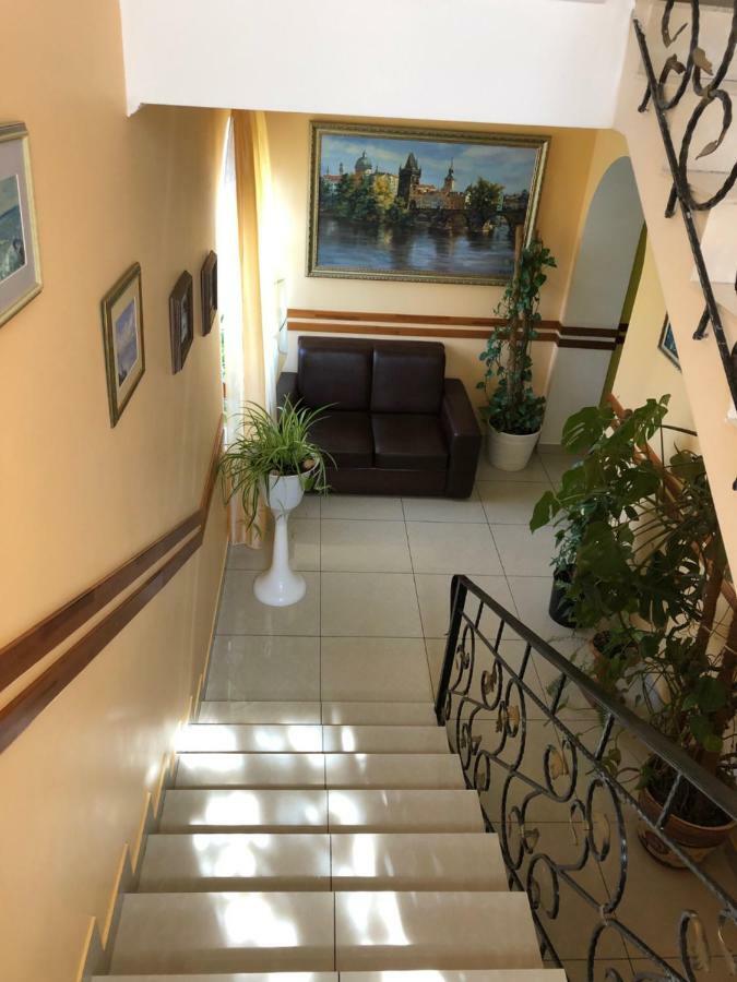 Maestro Hotel Ostroh Bagian luar foto