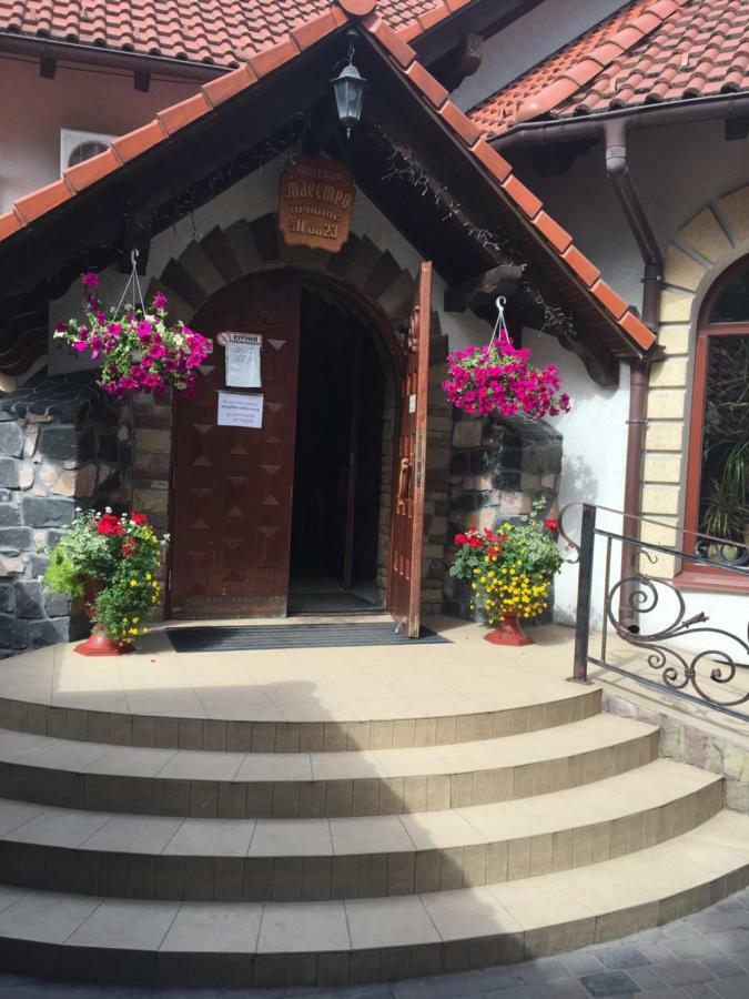 Maestro Hotel Ostroh Bagian luar foto
