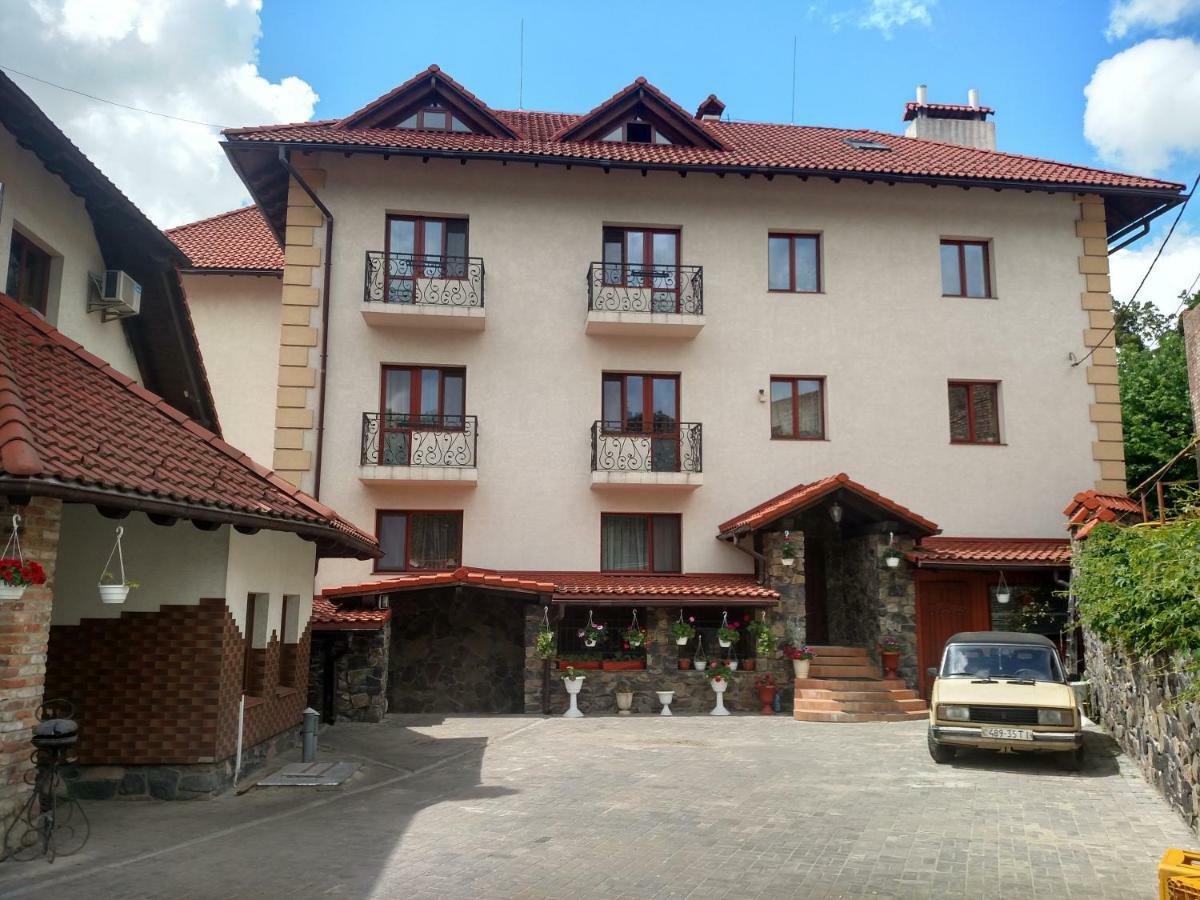 Maestro Hotel Ostroh Bagian luar foto