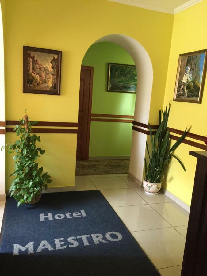 Maestro Hotel Ostroh Bagian luar foto