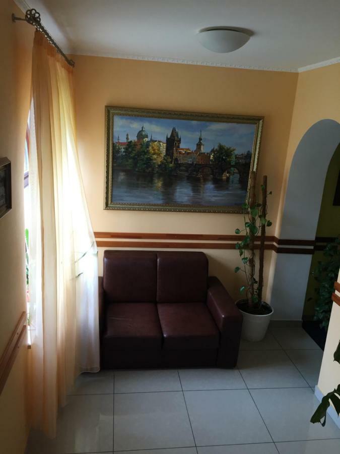 Maestro Hotel Ostroh Bagian luar foto