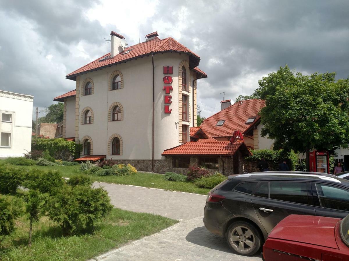 Maestro Hotel Ostroh Bagian luar foto