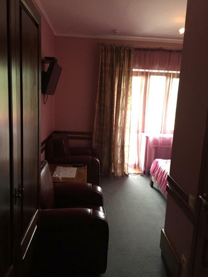 Maestro Hotel Ostroh Bagian luar foto