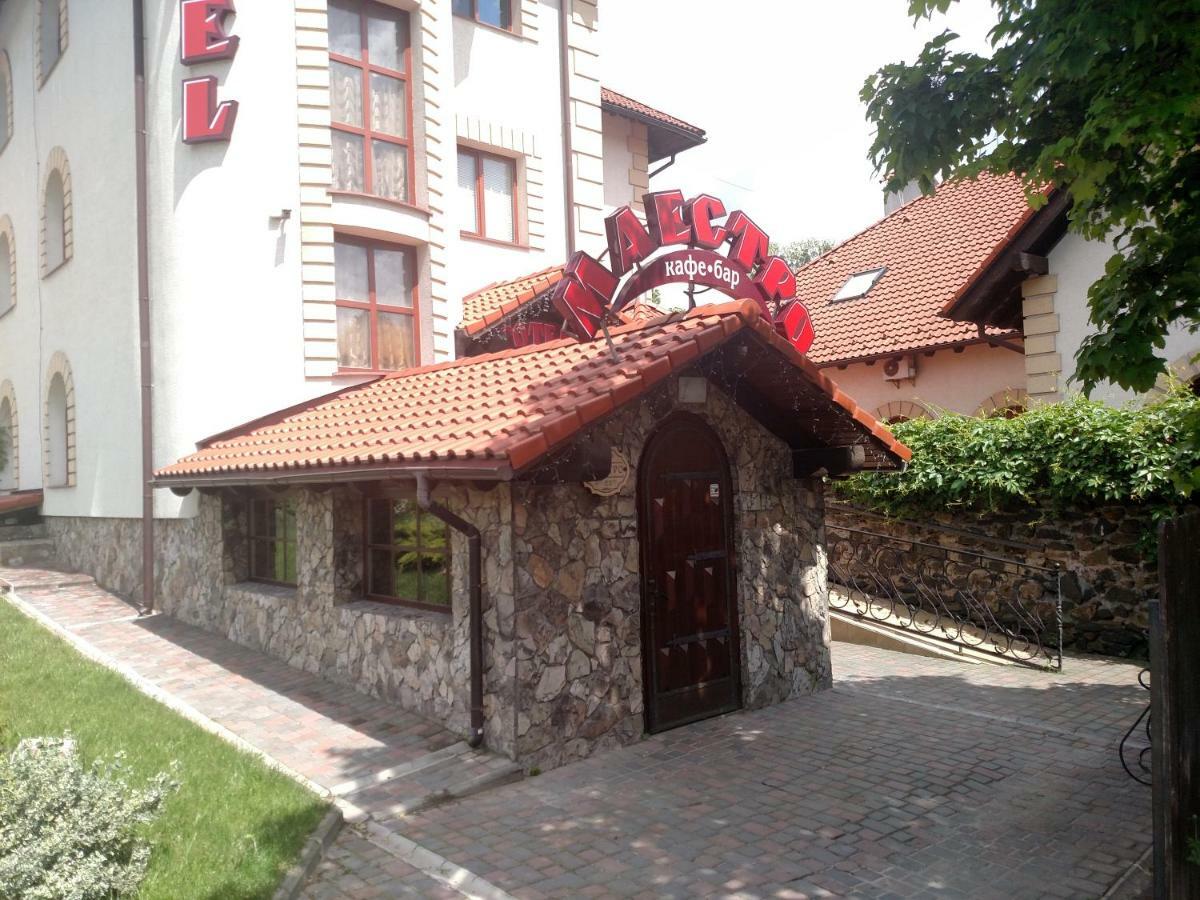 Maestro Hotel Ostroh Bagian luar foto