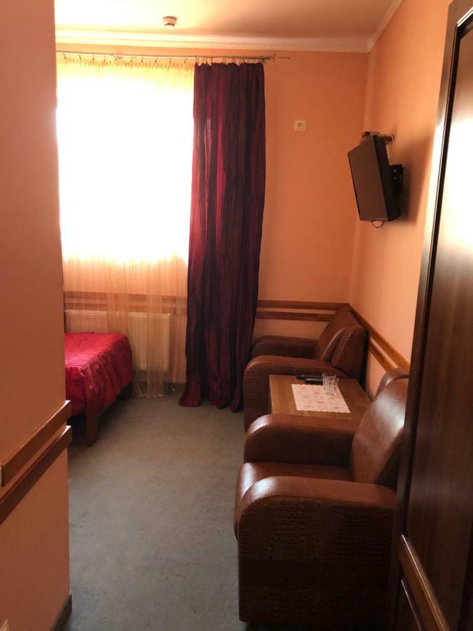 Maestro Hotel Ostroh Bagian luar foto