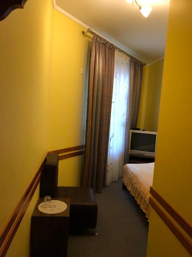 Maestro Hotel Ostroh Bagian luar foto