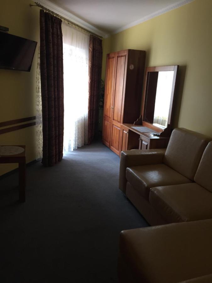 Maestro Hotel Ostroh Bagian luar foto